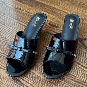 B12 IDIFU Women’s 9.5 Glossy Black Sandals Pumps with Pearl Detail